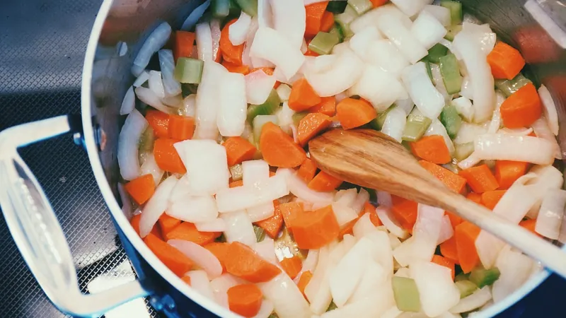 O que é e como fazer mirepoix? Chef explica combinadinho de legumes