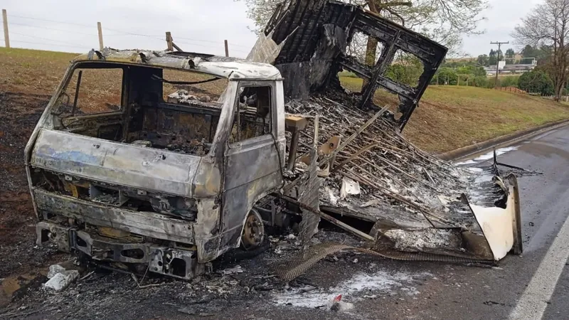 O motorista conseguiu sair e não teve ferimentos