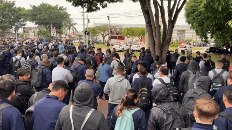 Greve dos trabalhadores da Embraer é suspensa em SJC; Veja o vídeo