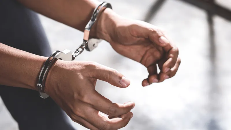 Homem procura delegacia para registar roubo e acaba preso por tráfico de drogas