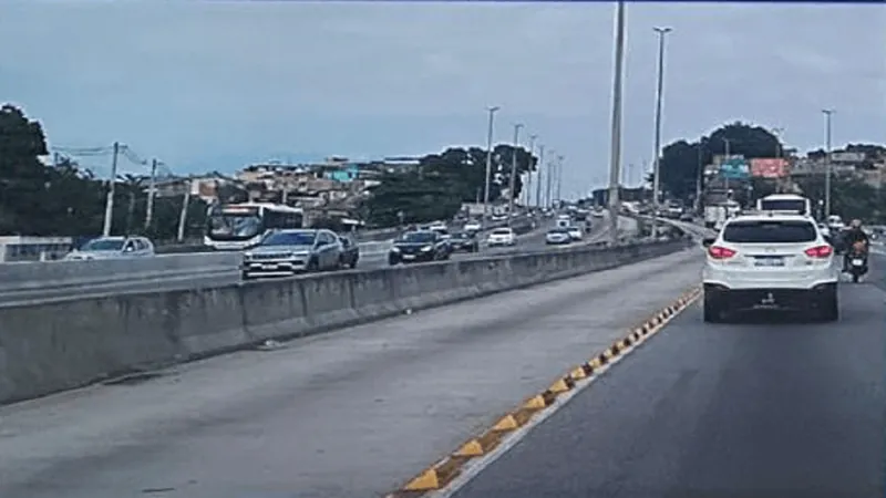 Motoristas da Avenida Brasil estão levando quase 4 horas para atravessar a via
