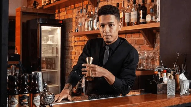 Brasileiro eleito melhor bartender trabalha em bar estrelado de Paris