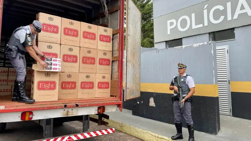 A mercadoria estava escondida no baú do veículo