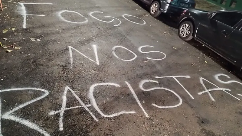 Mensagens antirracistas são colocadas próximas ao Allianz Parque