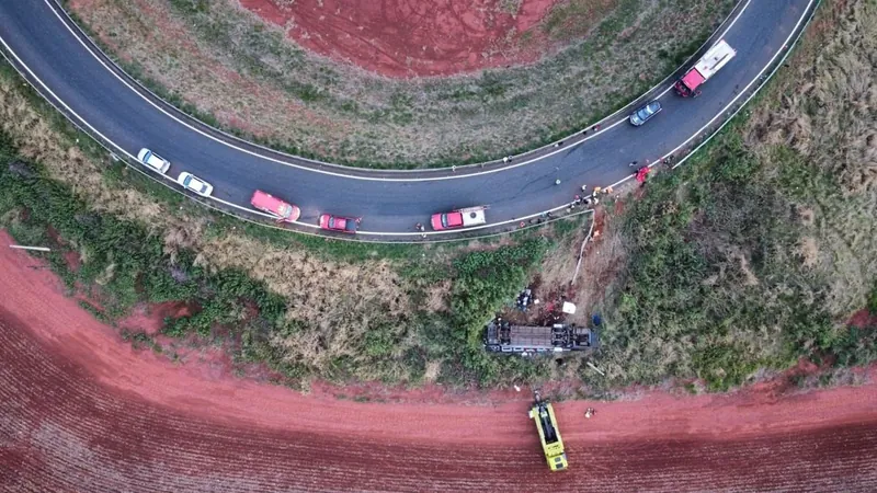 Ônibus cai em ribanceira, mata homem e criança e deixa vários feridos