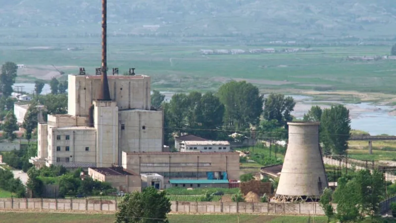 Coreia do Norte interrompe funcionamento de reator nuclear de complexo atômico