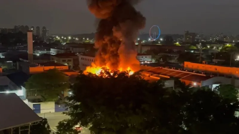 Incêndio atinge galpão na Vila Leopoldina, zona oeste de São Paulo