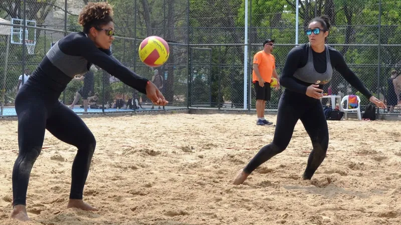 Jane e Thais venceram o duelo por 2 sets a 0 