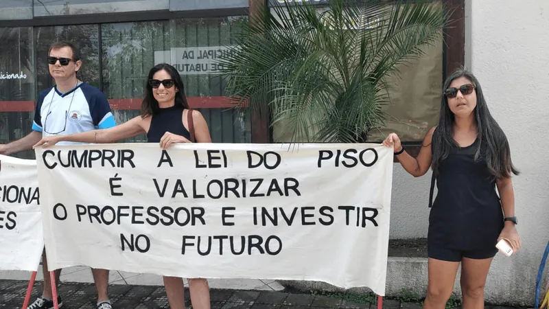 Professores de Ubatuba fazem manifestação em frente à Prefeitura; Veja o vídeo