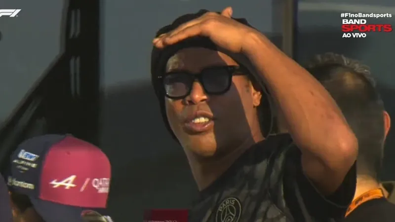 Rolê aleatório? Ronaldinho Gaúcho acompanha GP do Catar de F1 com camisa do PSG