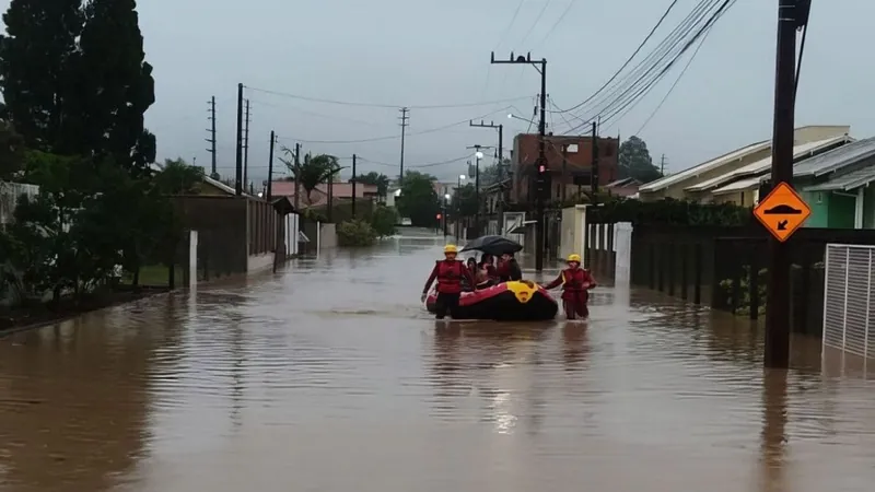 SC tem 132 cidades atingidas por fortes chuvas; duas pessoas morreram