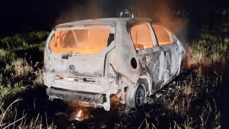 Corpo carbonizado é encontrado dentro de carro incendiado em Pindamonhangaba