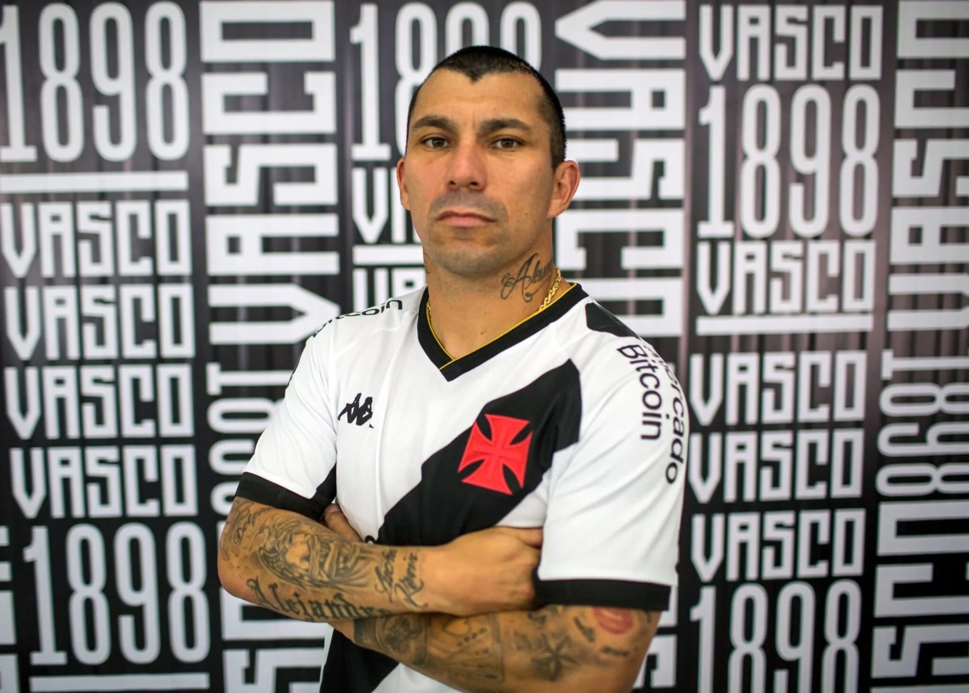 Codazo a gary medel