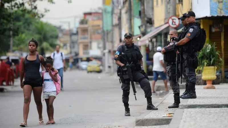Operação no Complexo da Maré, no Rio de Janeiro, entra na segunda semana