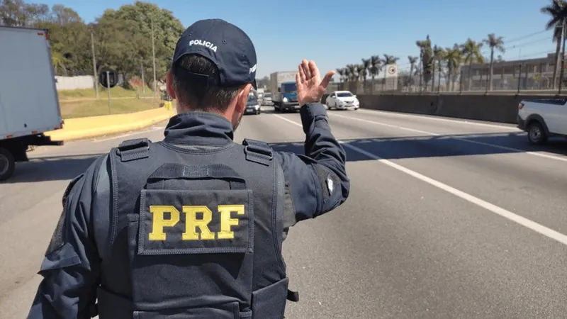 PRF intercepta carro roubado com 15 celulares, cinco cartões e uma televisão