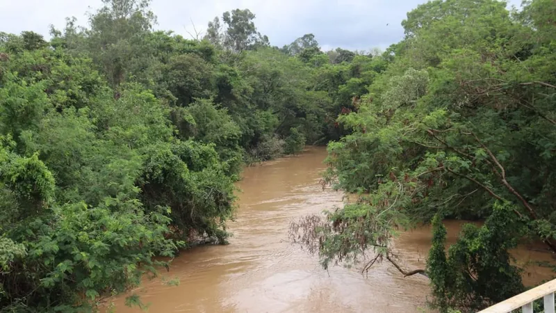 Rio Capivari transborda e a cidade registra dois pontos de alagamentos