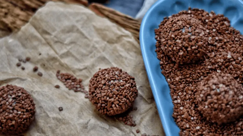 Carole Crema defende brigadeiro raiz: "Encheram o doce de frescuras"