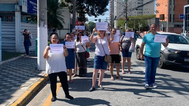 Professores realizam manifestação pedindo segurança nas escolas de Jacareí