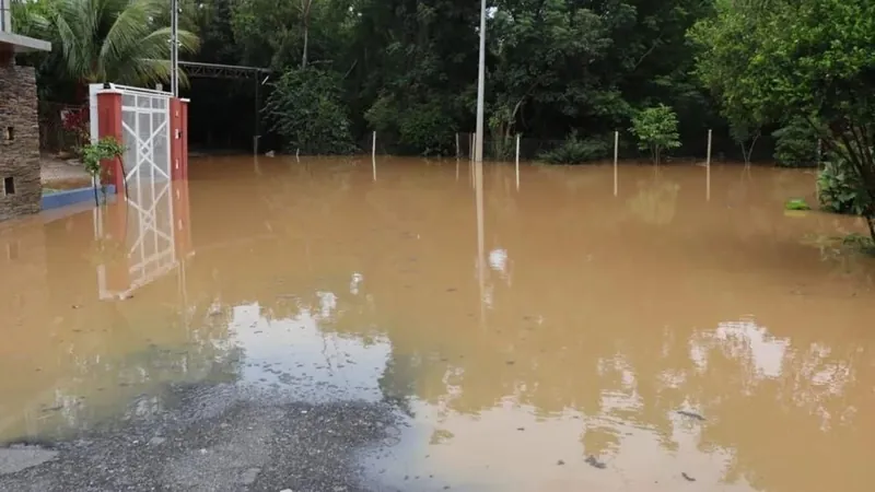 Rio Capivari atinge 2,74 metros e interdita seis ruas da cidade