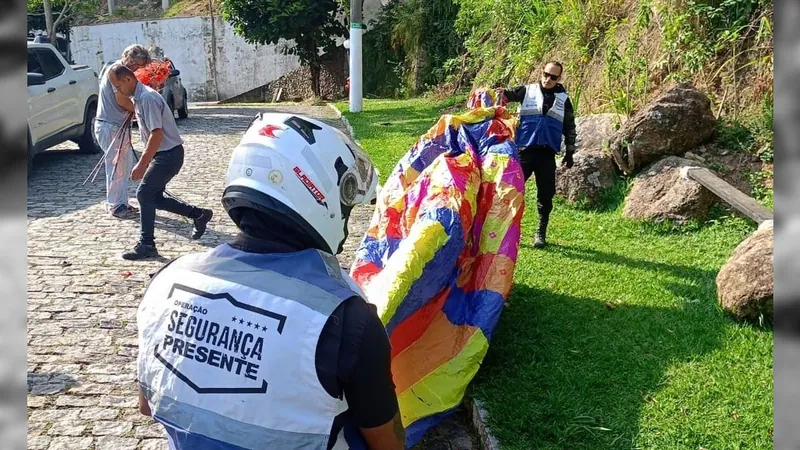 Agentes do Segurança Presente apreendem balão em Niterói