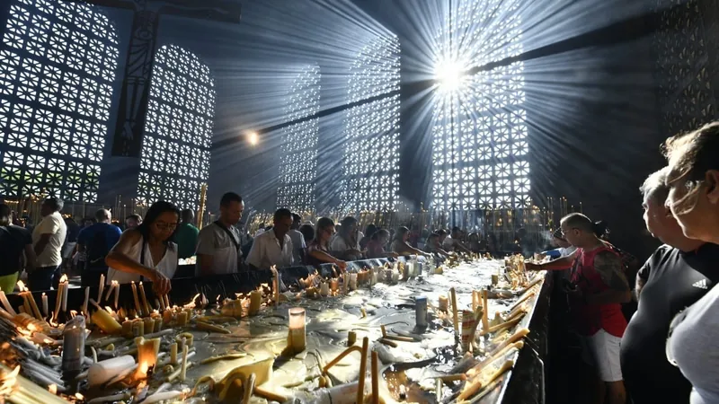 Fiéis lotam Capela das Velas em homenagem a Nossa Senhora Aparecida