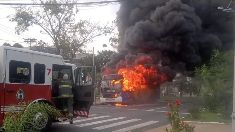 Ônibus com cerca de 20 passageiros pega fogo em Campinas