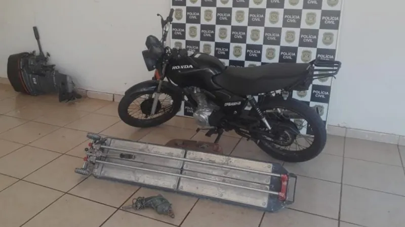 O homem que estava com a moto foi preso