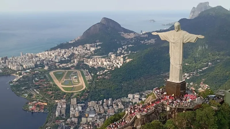 Cariocas e turistas celebram os 92 anos do Cristo Redentor