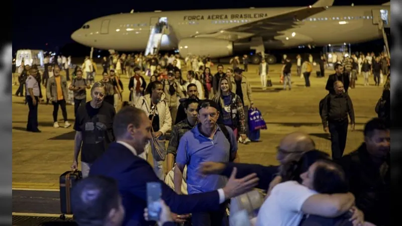 Segundo avião da FAB chega ao Rio de Janeiro com 214 brasileiros repatriados