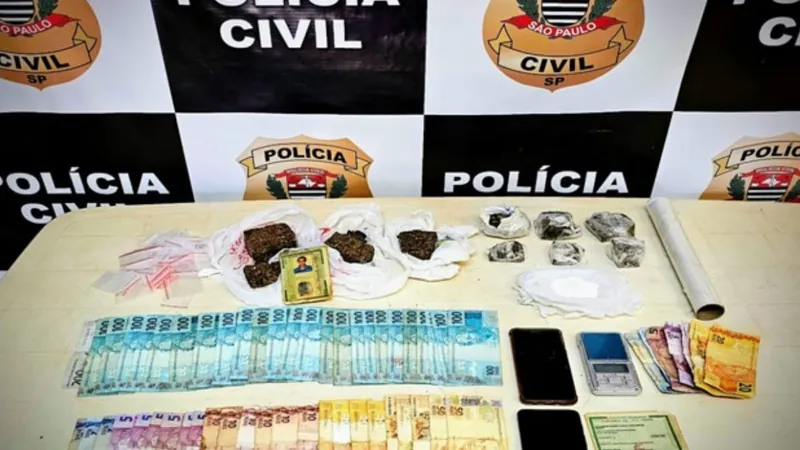 Eles estavam de posse de maconha e cocaína