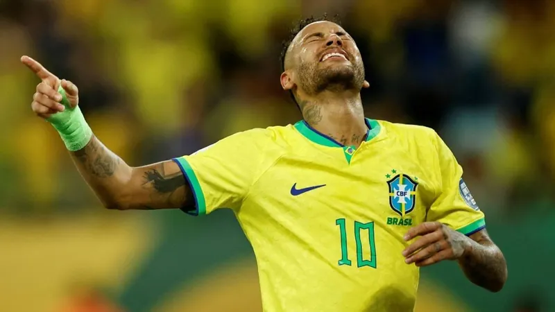 Neymar passa por cirurgia de 4h no joelho em hospital de Belo Horizonte