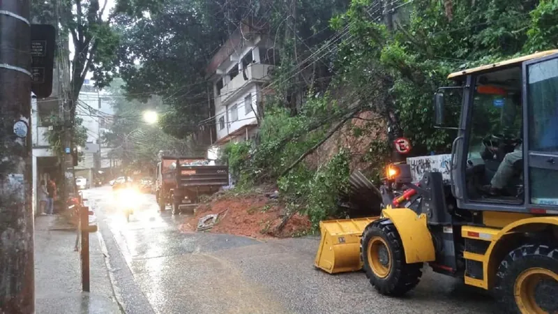 Área na Rocinha é isolada após deslizamento de terra