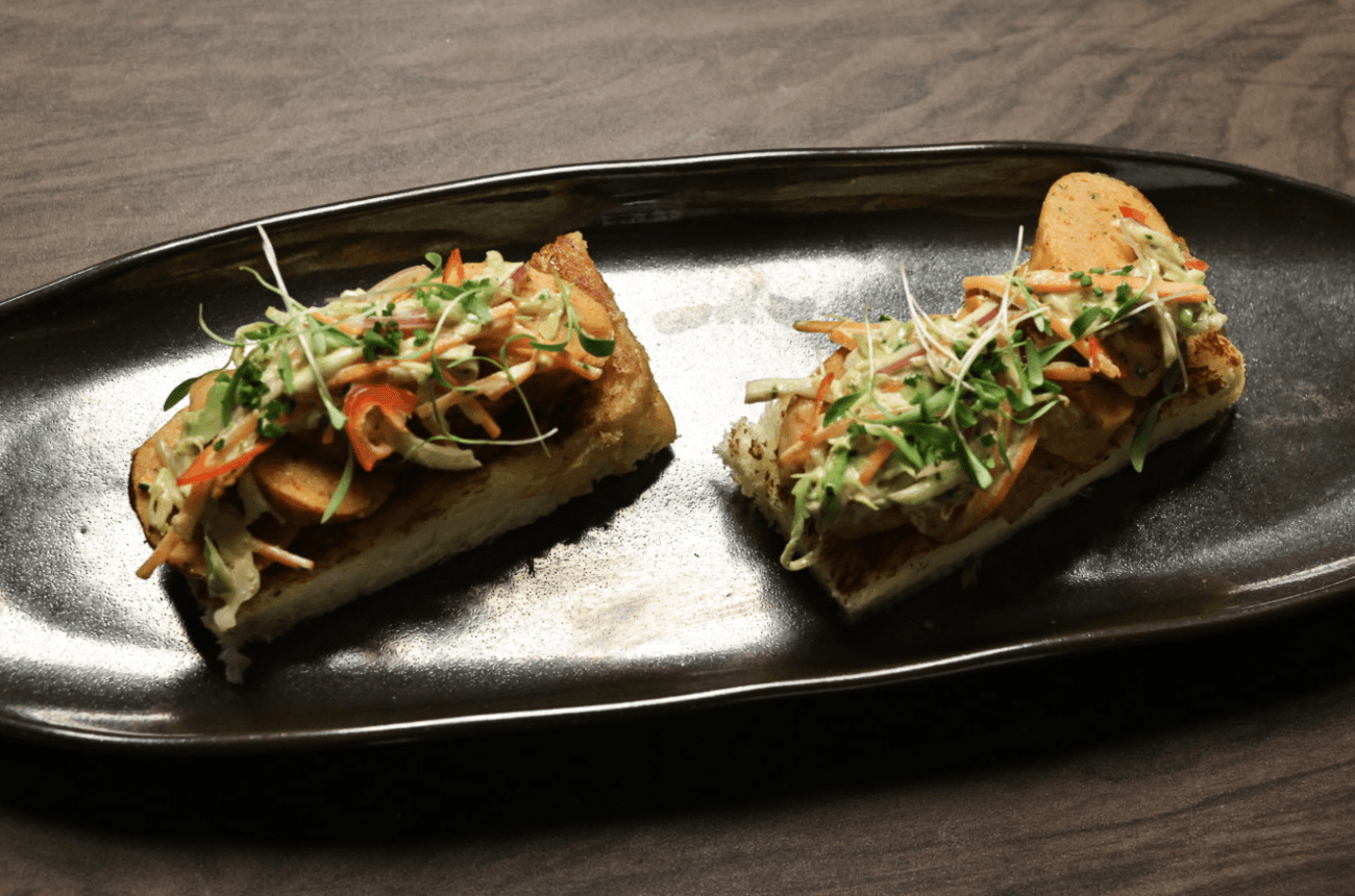 Linguiça de peixe com coleslaw, maionese de mexilhões e pão tostado | Band Receitas