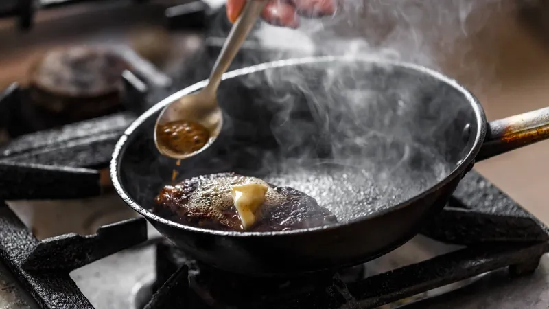 Como grelhar carne sem fazer fumaça ou respingar gordura?