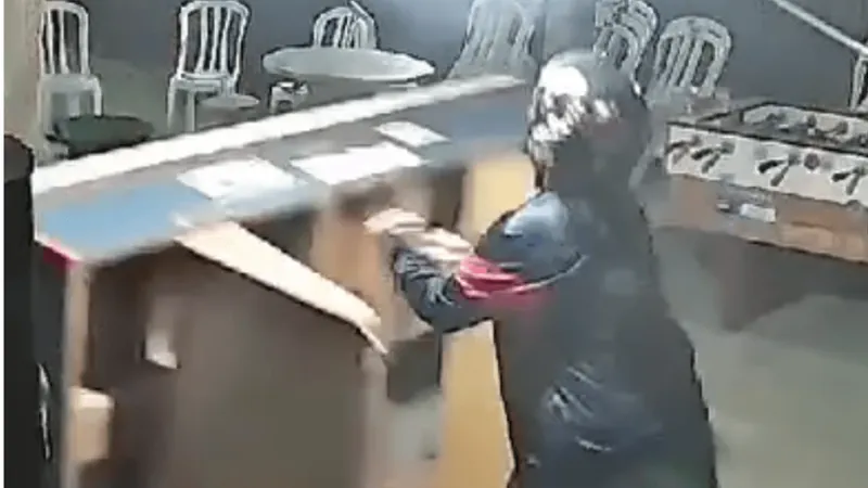 Esposa furiosa vai atrás do marido no bar e vira mesa de sinuca no chão