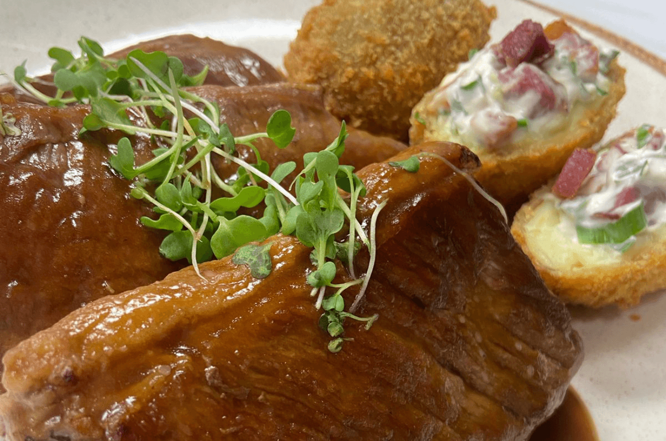 Contrafilé ao molho de cerveja com batata recheada e empanada | Band Receitas