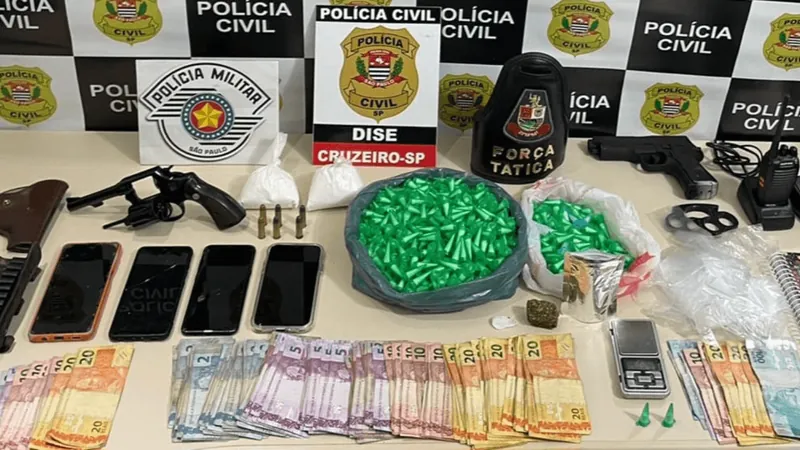 Megaoperação policial prende quatro e apreende armas em Cruzeiro