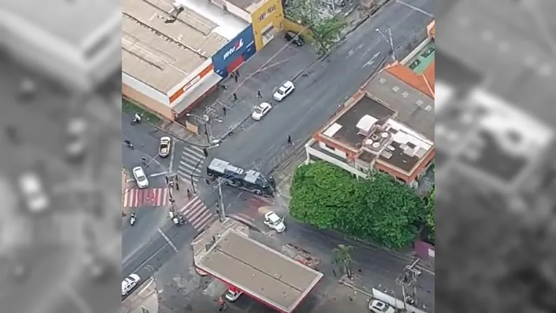 Três pessoas ficam feridas em acidente com ônibus e carro em Belo Horizonte