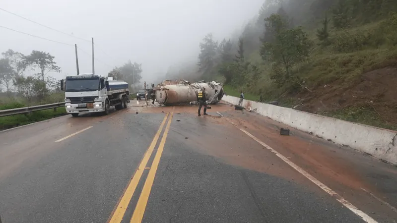 Caminhão colide e tomba na Floriano Rodrigues Pinheiro em Pindamonhangaba