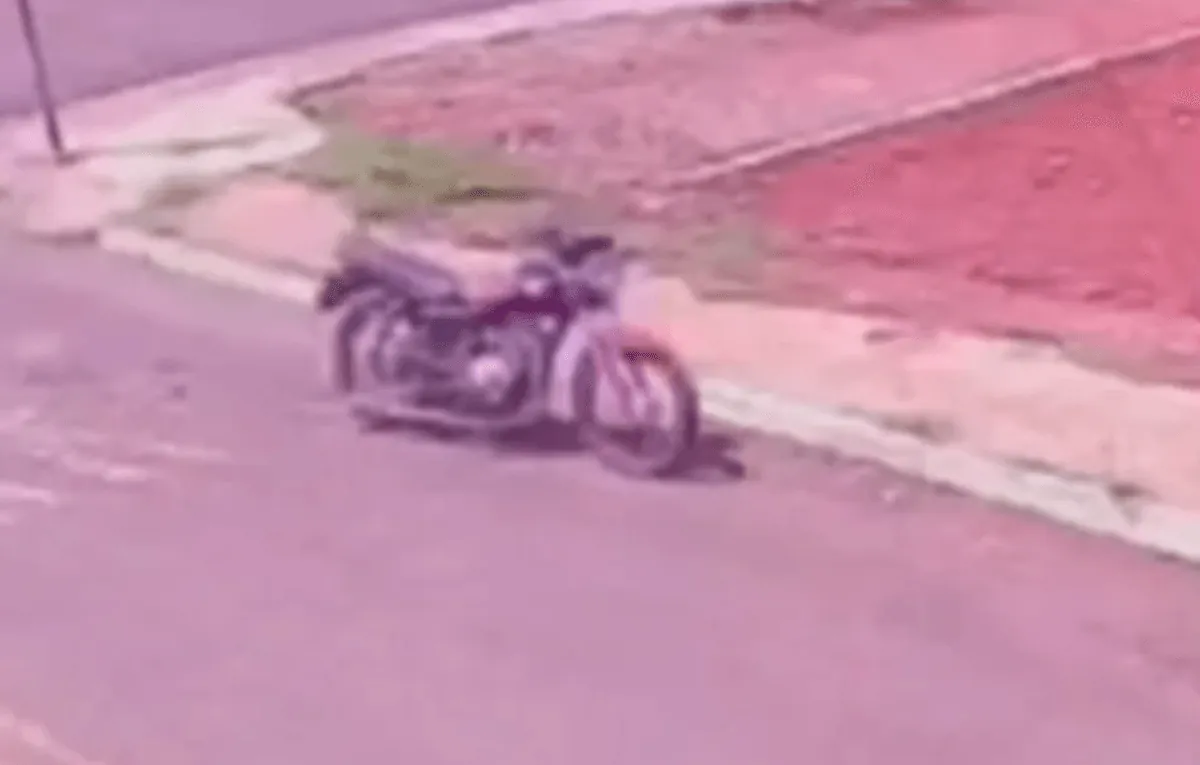 Motoqueiro fantasma?: moto 'liga sozinha' e sai em direção à pista; assista  ao vídeo