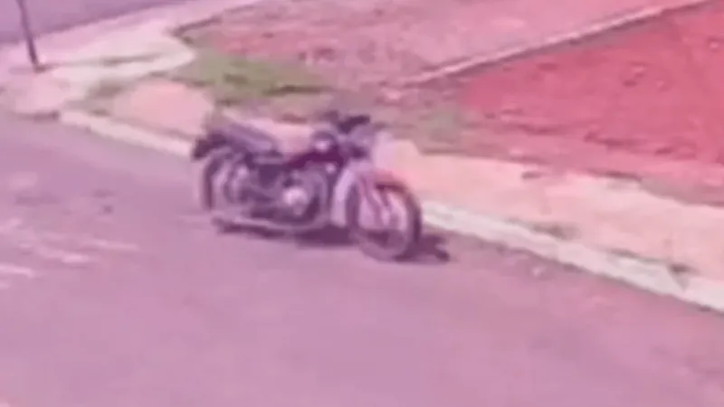 'Motoqueiro Fantasma': Moto é flagrada andando sozinha nas ruas de Goiás