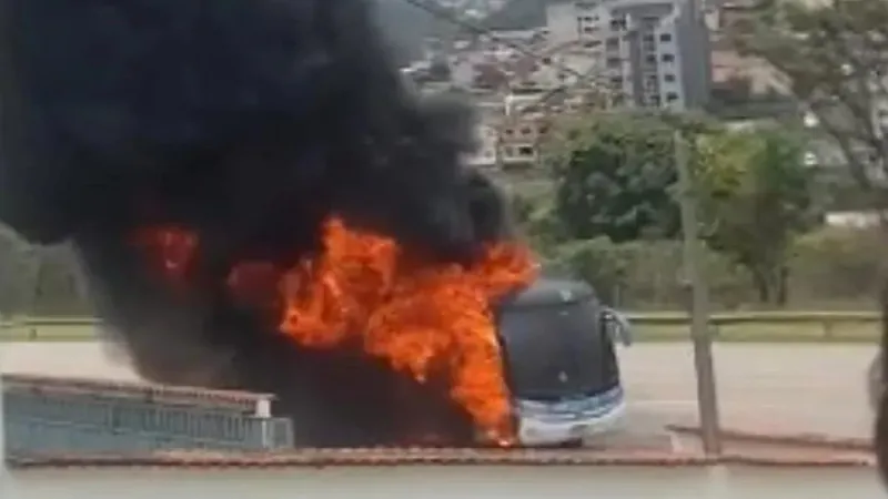 Ônibus com time sub-14 do Vasco pega fogo voltando de MG; ninguém se feriu