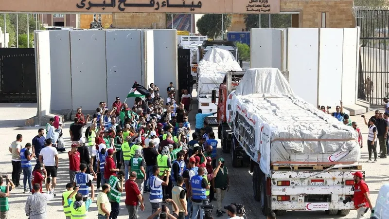 Passagem de Rafah é aberta para entrada de caminhões com ajuda humanitária