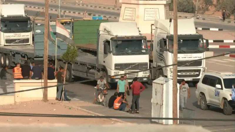 2º comboio com 17 caminhões atravessa a fronteira de Gaza neste domingo (22)