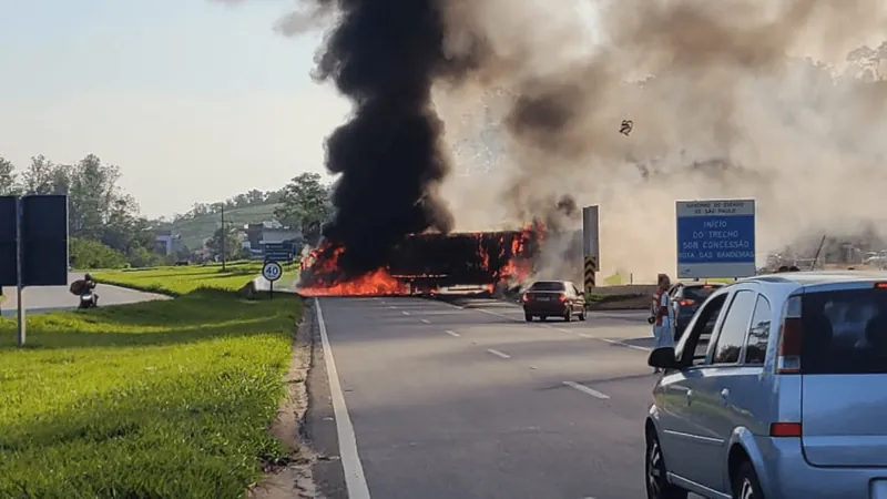 Carreta pega fogo após acidente de trânsito em Jacareí