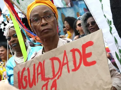 Mulheres concentram 60% de casos de racismo pelas redes sociais no Brasil