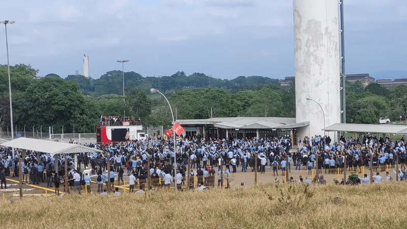 Metalúrgicos da GM entram em greve por tempo indeterminado em SJC; veja o vídeo