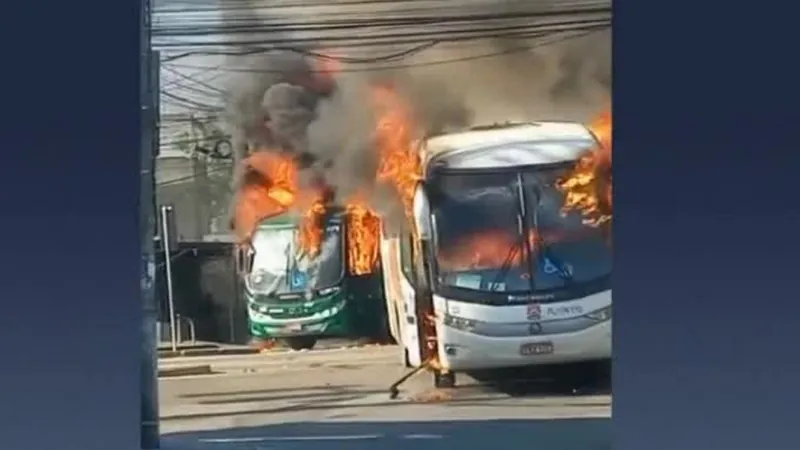 Ônibus incendiados por milicianos no Rio
