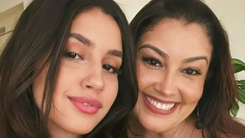 Quem é Carolyna, influencer que mostrou o rosto da mãe apenas após sua morte