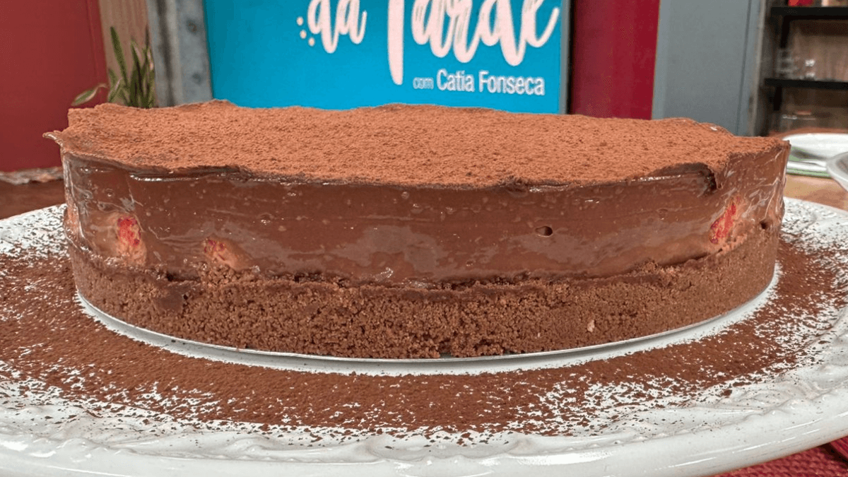 Torta cremosa de chocolate com morangos | Band Receitas